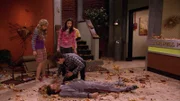 Vorne, l-r: Lewbert the Doorman (Jeremy Rowley), Spencer Shay (Jerry Trainor). Hinter, l-r: Sam Puckett (Jennette McCurdy), Carly Shay (Miranda Cosgrove).