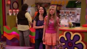 Vorne, v.li.: Carly Shay (Miranda Cosgrove), Sam Puckett (Jennette McCurdy)