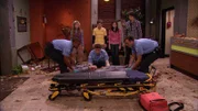 Hinter, l-r: Sam Puckett (Jennette McCurdy), Freddie Benson (Nathan Kress), Carly Shay (Miranda Cosgrove), Spencer Shay (Jerry Trainor)