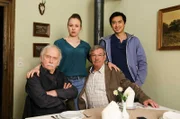 Hui (Aaron Le, h.r.), Vicky (Katja Danowski, h.l.), Edwin (Tilo Prückner, v.l.) und Günter (Wolfgang Winkler, v.r.), befinden sich gemeinsam auf dem Weg zu einem Fortbildungskurs.