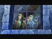 Madelyn (re.) zeigt (v.li.) Scooby-Doo, Shaggy, Velma, Daphne und Fred die Zauber-Akademie. Die Freunde müssen sich an die gruselige Umgebung erst noch gewöhnen.