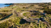 Der amerikanische Superintendent Scott Desjardins neben einem der Schießschächte in Pointe du Hoc. (National Geographic)