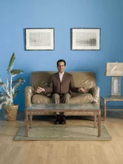 Monk (Tony Shalhoub) ist der wohl schrulligste Detektiv der TV-Krimigeschichte. Dieser Mann hat vor allem Angst: Vor Menschenmassen, vor Edelsteinen, vor Höhe, vor Dunkelheit und Dreck, vor Bakterien und sogar - vor Milch! Doch mit Hilfe der Krankenschwester Natalie versucht sich Monk als freischaffender Detektiv - und das äußerst Erfolgreich!