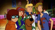 Als ein Schurke aus der aktuellen Serie um den Blauen Falken anfängt, die Comic-Convention zu terrorisieren, müssen Scooby-Doo (vorne) und seine Freunde (v.li.: Velma, Daphne, Fred und Shaggy) handeln.