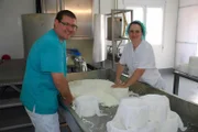 David Gabin und Ehefrau Noelia Bravo in der Käserei.