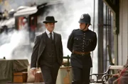 Detective Murdoch (Yannick Bisson) und Constable Crabtree (Jonny Harris) verlassen den Bahnhof.