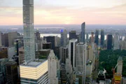 In New York entstehen superhohe Wolkenkratzer als luxuriöse Wohnhochhäuser des 20. Jahrhunderts.