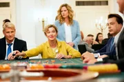 Heidi (Margarita Broich) am Spieltisch: Toni (Diana Amft, stehend) weiß nicht, wie sie ihre Mutter stoppen kann.