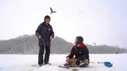 Der Abashiri See in Japans Norden ist auch im Winter ein beliebtes Ausflugsziel. Eisangler Buta und Filmemacher Samuel haben sich auf dem zugefrorenen See kennengelernt.