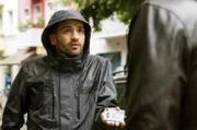 Bei einem Undercover-Einsatz vor dem Neuköllner Nagelstudio wird Fahri Celik (Hassan Akkouch) von einem verdeckten Ermittler der Abteilung für organisierte Kriminalität überrascht.