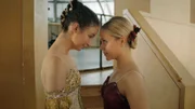 Lena (Jessica Lord, re.) und Ines (Eubha Akilade, li.) sprechen sich Mut zu für die bevorstehende Ballettprüfung.