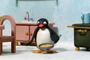 Guetnachtgschichtli Pingu Staffel 5 Folge 24 Pingu – Der Pfannkuchenbäcker Pingu am Pfannkuchen machen.  Copyright: SRF/Joker Inc., d.b.a., The Pygos Group