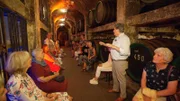Tausende von Besucher*innen bewundern jedes Jahr die Weinschätze im legendären Ratskeller.
