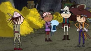 Wilma, Ruby, Tom und Flinn (v.l.n.r.) suchen in der Schatzhöhle der Dino-Piraten nach dem Gespenst und finden einen Totenschädel aus Kristall.