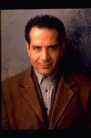(1. Staffel) - Adrian Monk (Tony Shalhoub) besitzt ein fotografisches Ged&auml;chtnis und auch seine F&auml;higkeiten, F&auml;lle zu l&ouml;sen sind einzigartig.