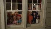 v.li.: Leni Loud (Eva Carlton), Lisa Loud (Lexi Janicek), Lola Loud (Ella Allan), Rita Loud (Jolie Jenkins), Lana Loud (Mia Allan), Lincoln Loud (Wolfgang Schaeffer), Luan Loud (Catherine Ashmore Bradley), Lucy Loud (Aubin Bradley), Luna Loud (Sophia Woodward)