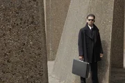 Schauspieler als "Men in Black" in einer Spionageszene.