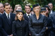 Christel Wolf, Tochter Gundel und ihr Verlobter Benno Krasemann (v.r.n.l.: Katja Riemann, Vanessa Loibl, Franz Hartwig) trauern auf der Beerdigung von Eduard Wolf.