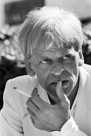 Seine Ausraster sind Kult, seine Filmrollen Legende: Klaus Kinski faszinierte und polarisierte gleichermaßen. Doch spielte er nur den Exzentriker, oder war er auch im echten Leben ein Tyrann? "ZDF-History" zeigt das wahre Gesicht des Weltstars.