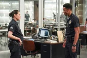 Lopez (Alyssa Diaz) sorgt für eine Überraschung, als sie trotz ihrer Beförderung zum Detective ein letztes Mal mit West (Titus Makin Jr.) auf Streife fährt.