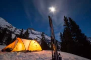 Nachtlager einer Bergexpedition auf Skiern in den Rocky Mountains.