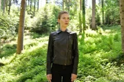 Hannah Zeiler (Nora Waldstätten) sucht im Wald nach Spuren.