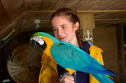 Lucy (Paulina Schnurrer) und Papagei Bingo