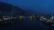 Die norwegische Stadt Bergen bei Nacht.
