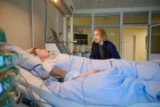 Nora Weiss (Anna Maria Mühe, r.) besucht Corinna Gerster (Brigitte Zeh, l.) im Krankenhaus.