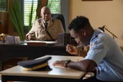 Commissioner Selwyn Patterson (Don Warrington, M.) nimmt Officer JP Hooper (Tobi Bakare, r.) die Prüfung zum Sergeant ab.