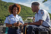 Officer Ruby Patterson (Shyko Amos) und Officer JP Hooper (Tobi Bakare) sind gut befreundet.