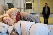 Susanne Paulsen (Angelika Thomas, 2.v.l.) besucht ihre Tochter Corinna Gerster (Brigitte Zeh, l.) im Krankenhaus. Nora Weiss (Anna Maria Mühe, r.) begleitet sie.