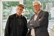 Edwin (Tilo Prückner, l.) und Günter Hoffmann (Peter Lerchbaumer, r.) ermitteln im privaten Umfeld des Ermordeten.