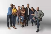 (2. Staffel) - THIS IS US: (v.l.n.r.) Randall (Sterling K. Brown), Beth (Susan Kelechi Watson), Jack (Milo Ventimiglia), Rebecca (Mandy Moore), Kevin (Justin Hartley), Kate (Chrissy Metz) und Toby (Chris Sullivan) ...