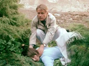 Maia Dietz (Ina Rudolph) hat sich vom Turm gestürzt und wird von Dr. Barach (Axel Wandtke) gefunden.
