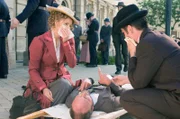 Dr. Julia Ogden (Hélène Joy) und Detective Murdoch (Yannick Bisson) untersuchen die Leiche von Casper Dolomore (Keith Kemp)