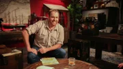 Josh Gates (im Bild) trifft sich mit Phil Torres und Jessica Chobot im Hauptquartier von Expedition X