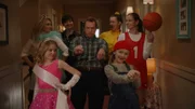 Vorne, v.li.: Lola Loud (Ella Allan), Lana Loud (Mia Allan). Hinter, v.li.: Leni Loud (Eva Carlton), Luna Loud (Sophia Woodward), Lynn Loud Sr. (Brian Stepanek), Luan Loud (Catherine Ashmore Bradley), Lynn Loud (Annaka Fourneret)