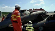 Bei einem Unfall auf der E85 kommen die Autos nur knapp an den Beamten vorbei. Regelmäßig werden rumänische Rettungskräfte deswegen Opfer von unaufmerksamen Fahrern.