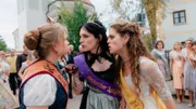 Annelie (Daria Vivien Wolf, links) gerät in einen Streit mit Luise (Phenix Kühnert, Mitte) und Toni (Lilly Wiedemann).