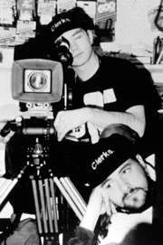 Kameramann David Klein, hinten, und Regisseur Kevin Smith am Set von Clerks, 1994. Nummer 4 in unseren Top Ten Gadgets, Camcorder.