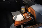 Ein Glas Grey-Poupon-Senf auf dem Rücksitz eines Rolls Royce, als Teil eines luxuriösen Essens. Grey Poupon ist die Nummer 8 in unserer Top Ten der Werbespots der 80er Jahre.  (Bildnachweis: Daniel Ladd / Alamy Stock Photo)