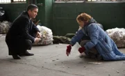 Reese (Jim Caviezel) bedankt sich bei der obdachlosen Joan (Deirdre O'Connell) für ihre Hilfe.