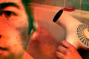 Mensch mit Föhn in der Badewanne, männliche Person; Bildcollage