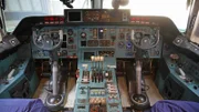 Bildunterschrift: Die Bedienelemente im Cockpit müssen alle manuell betätigt werden. Digitale Instrumente sucht man hier vergebens.