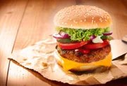 Leckerer Cheeseburger mit saftigem Rinderpatty, Käse, frischem Salat, Zwiebeln und Tomaten auf einem frischen Sesambrötchen. Nummer 3 in unserem Angebot: der Whopper (Daniel Reiter / Alamy Stock Photo).