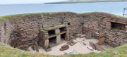 Das Steinzeitdorf "Skara Brae" auf den Orkey-Inseln beeindruckt mit seiner Inneneinrichtung. Bett, Kommode und Vorratskammer zeigen, wie komfortabel die Menschen schon damals leben.