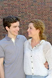 Maximilian Braun (spielt Luis Ahrens) und Maria Wedig (spielt Nina Ahrens)