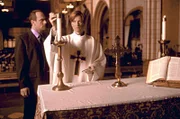 Det. Elliot Stabler (Christopher Meloni, l),Father Michael Sweeney (Eric Stoltz)