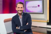 SÜDWESTRUNDFUNK Planet Wissen Montags bis freitags um 11:15 Uhr im SWR Fernsehen  SWR-Moderator Dennis Wilms. © SWR/Alexander Kluge, honorarfrei - Verwendung gemäß der AGB im engen inhaltlichen, redaktionellen Zusammenhang mit genannter SWR-Sendung und bei Nennung "Bild: SWR/Alexander Kluge" (S2+). SWR-Presse/Bildkommunikation, Baden-Baden, Tel: 07221/929-26868, foto@swr.de